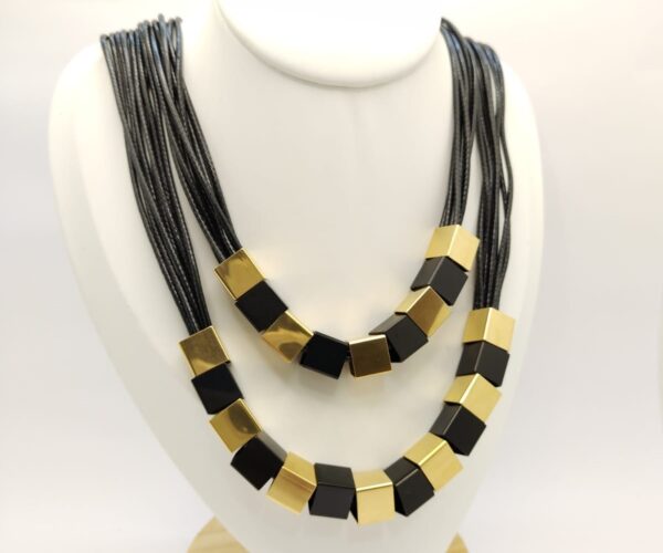 Layering negro con dorado