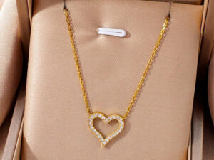 Collar dorado 45cm dije corazón pedrería