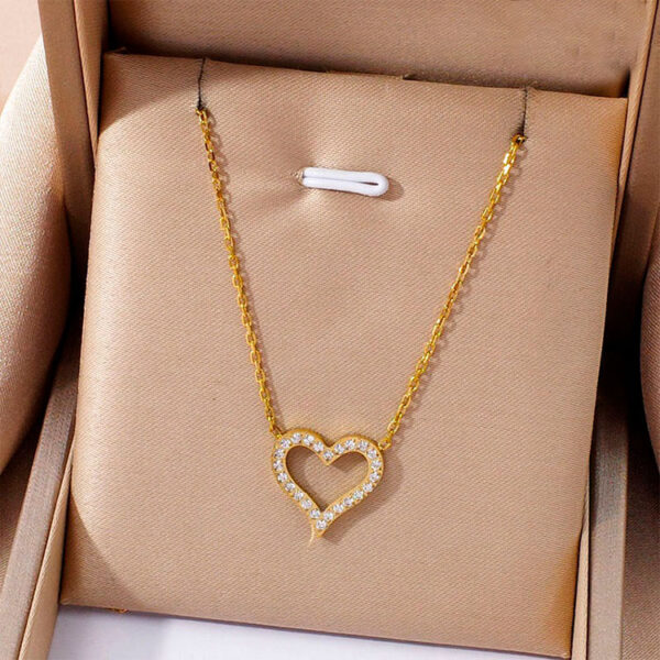 Collar dorado 45cm dije corazón pedrería
