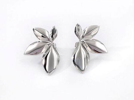Aretes plateados media flor 3.4cm