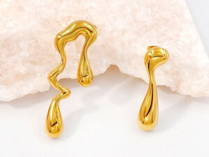 Aretes dorados 3.9cm diseño dispar