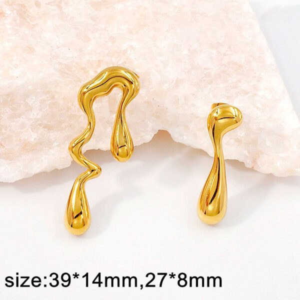 Aretes dorados 3.9cm diseño dispar