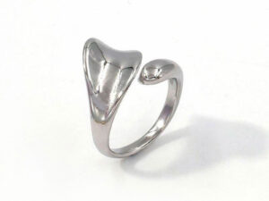 Anillo plateado diseño abierto al frente