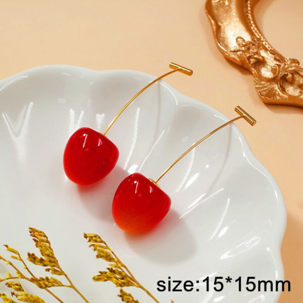 Aretes dorados diseño guinda roja