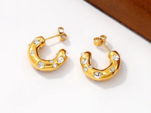 Aretes dorados 2cm diseño C pedrería blanca