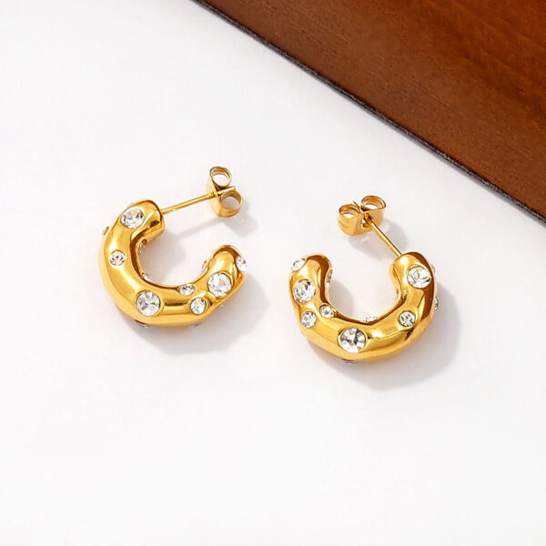 Aretes dorados 2cm diseño C pedrería blanca