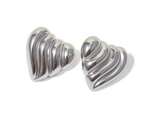 Aretes plateados corazón lineal 2.2cm