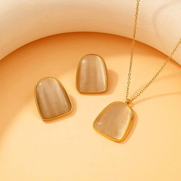 Set dorado Aretes, cadena y dije piedra Ivori