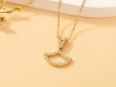 Collar dorado con pedrería