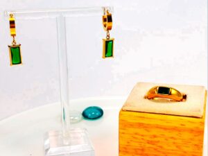 Set dorado Huggies y anillo piedra verde rectangular
