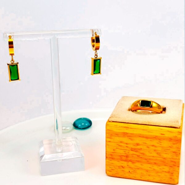 Set dorado Huggies y anillo piedra verde rectangular