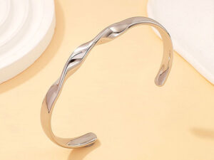 Brazalete plateado abierto 6.2cm diseño al frente