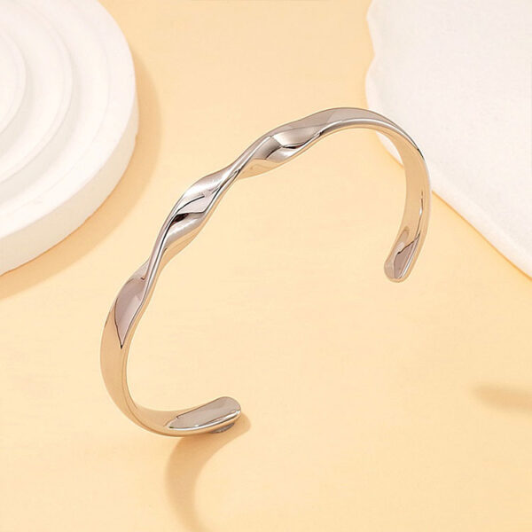 Brazalete plateado abierto 6.2cm diseño al frente