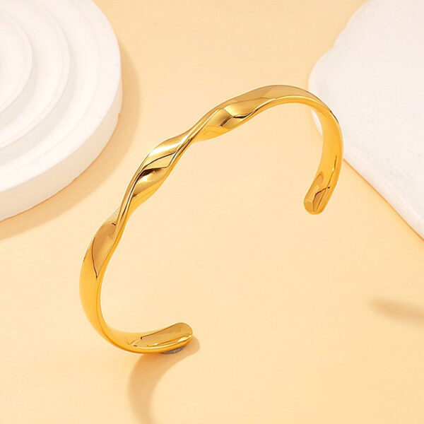 Brazalete dorado abierto 6.2cm diseño al frente