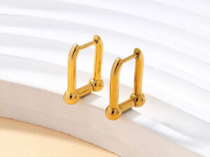 Argollas doradas diseño cuadrado 1.7cm