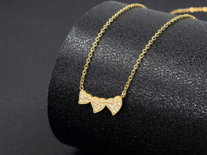 Collar dorado 3 corazoncitos pedrería