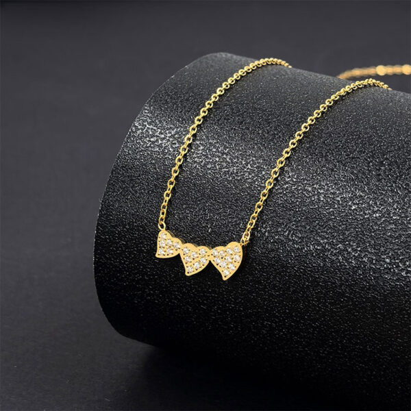 Collar dorado 3 corazoncitos pedrería