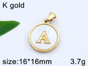 Dije dorado circular nácar letra A