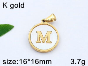 Dije dorado circular nácar letra M