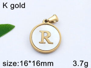 Dije dorado circular nácar letra R