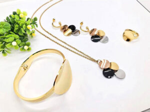 Set dorado 4 piezas dije y aretes 3 tonos