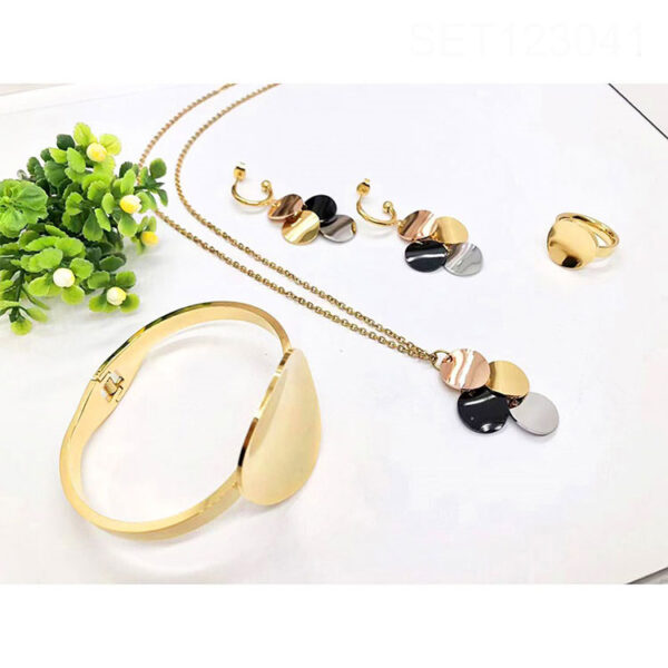 Set dorado 4 piezas dije y aretes 3 tonos