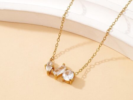 Collar dorado 43cm dijes pedrería blanca