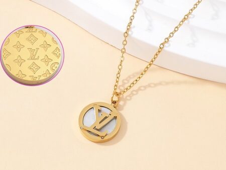 Collar dorado dije "LouisV."