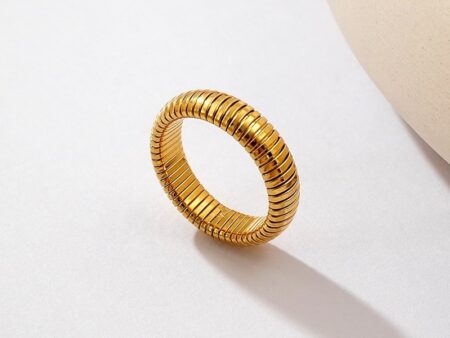 Anillo dorado 6mm diseño lineal