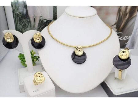 Set dorado 4 piezas dije, aretes, brazalete círculo negro
