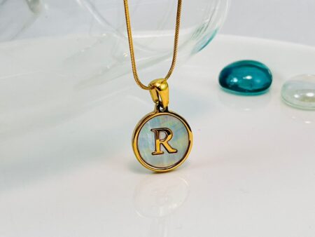 Cadena dorada dije nácar letra R