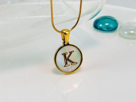 Collar dorado dije nácar letra K