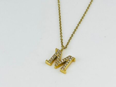 Collar dorado dije letra M pedrería incrustada