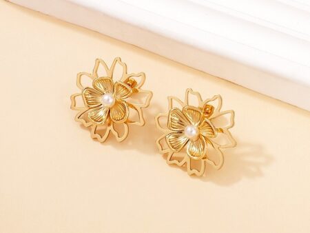 Aretes dorados 2.5cm silueta flor perlita