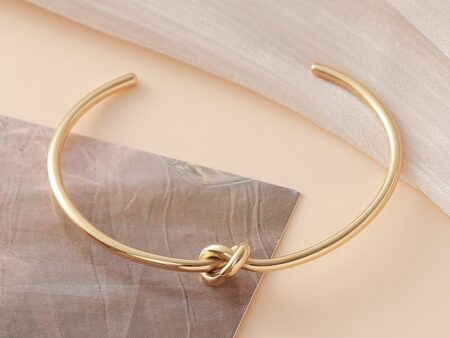 Pulsera dorada abierta nudito