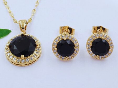 Set dorado dije y aretes piedra negra al centro