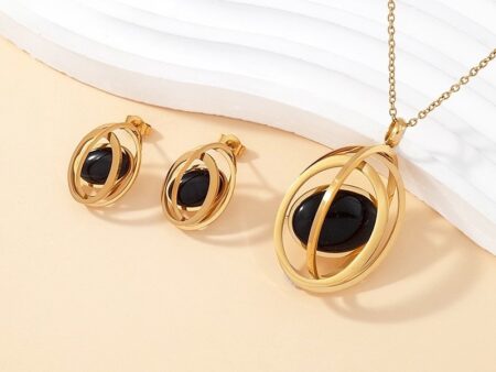 Set dorado Dije y aretes piedra negra