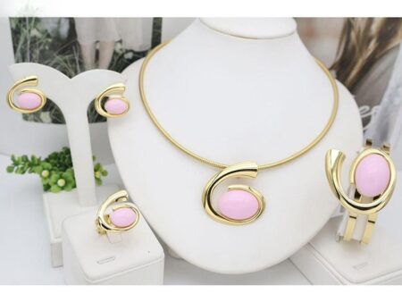 Set dorado Omega, Brazalete, aretes y anillo piedra rosa