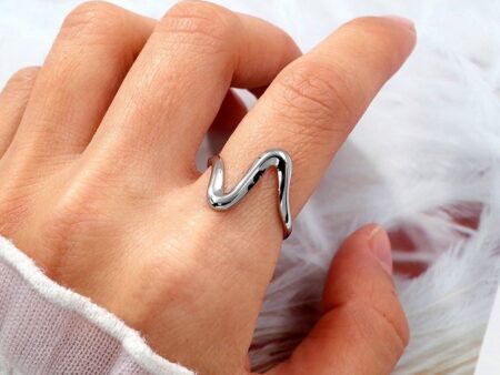 Anillo plateado ondulado