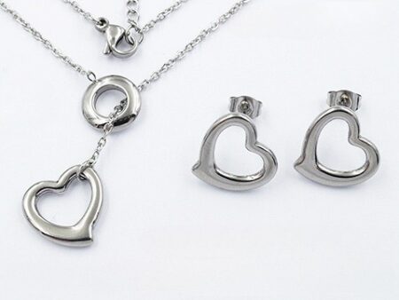 Set plateado collar y aretes silueta corazón
