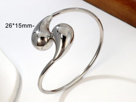 Set plateado aretes y brazalete gota
