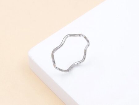 Anillo plateado delgado ondulado