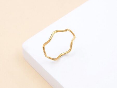 Anillo dorado delgado ondulado