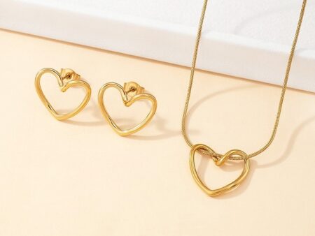 Set dorado Dije y aretes silueta corazón
