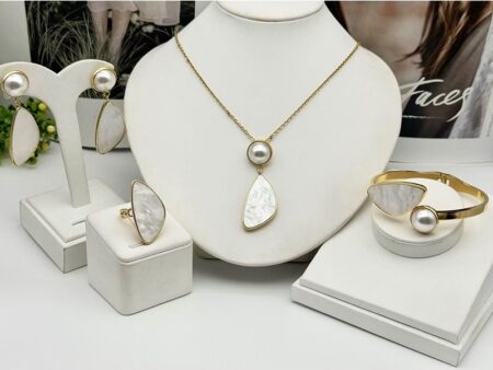 Set dorado 4 piezas perla y nácar blanca talla 8