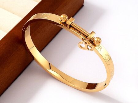 Brazaelete dorado diseño "C_DIoR"