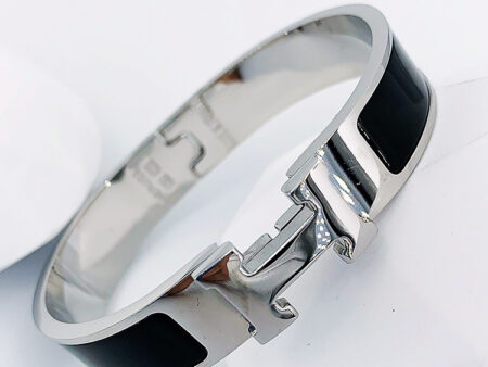 Brazalete plateado c/negro diseño H