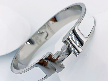 Brazalete plateado c/blanco diseño H