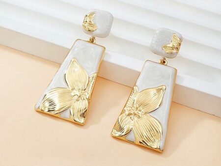 Aretes blancos rectángulo 4.7cm flor al frente