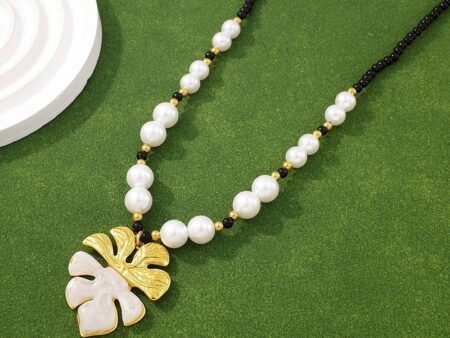 Collar dorado 65cm perlas dije hoja